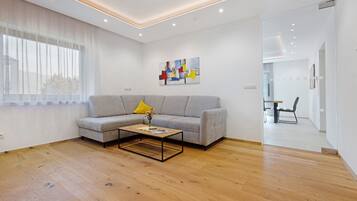 Una televisión, una mesa de tenis de mesa