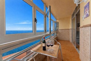 Outdoor dining - Holiday Apartment 'Un Guiño Al Mar' with Sea View, Private Terrace and Wi-Fi (Puerto de la Cruz)
