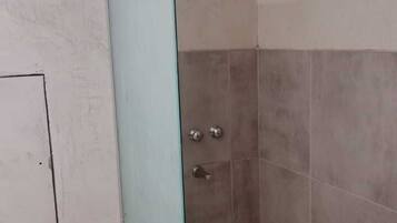 Douche, sĂšche-cheveux, serviettes fournies, savon
