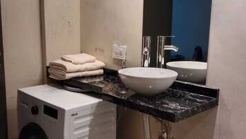 Ducha, secador de pelo, toallas, jabón