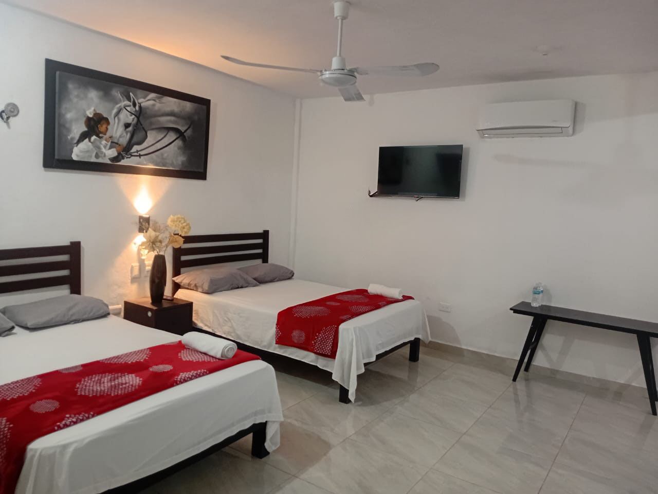 标准双人房 | 办公桌、免费 WiFi、床单