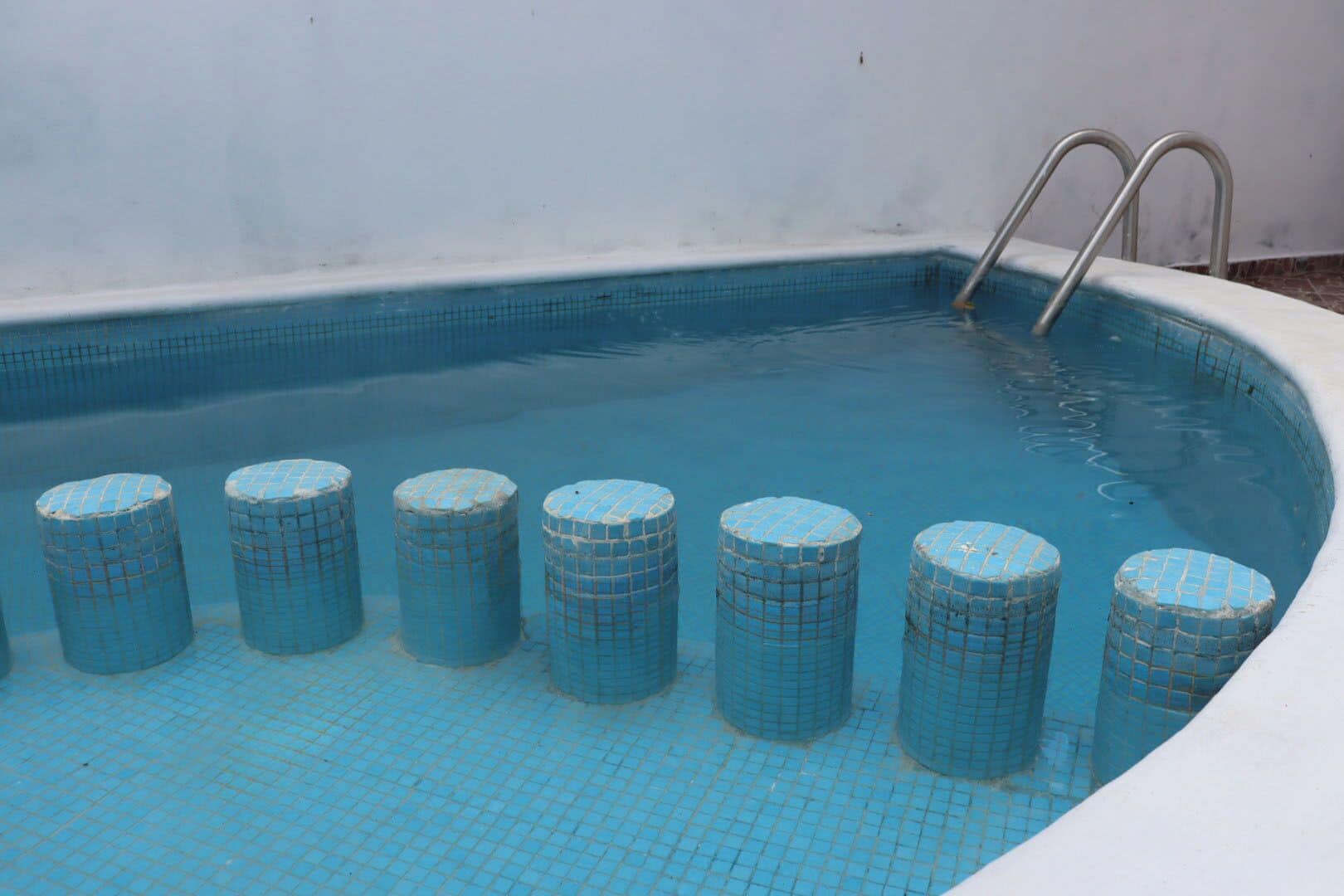 2 hồ bơi ngoài trời 