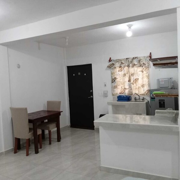 Standaard tweepersoonskamer | Privékeuken | Een koelkast, een microgolfoven