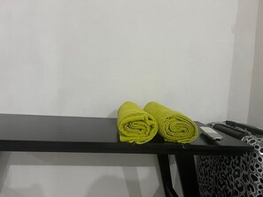 Shower, towels, soap, shampoo - Habitaciones Aurelia (Felipe Carrillo Puerto)