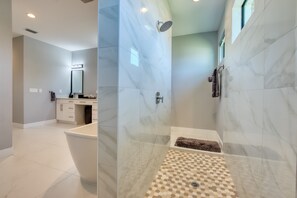 Dusche, Haartrockner, Handtücher, Toilettenpapier