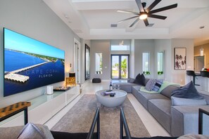 Smart TV, books, stereo - VILLA JUST RELAX – HEATED POOL | CANAL VIEW | BOAT RENTAL + TOURS VOUCHER INCL. (Cape Coral)