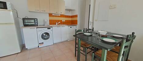 Jääkaappi, astianpesukone, keittoastiat/astiat/ruokailuvälineet