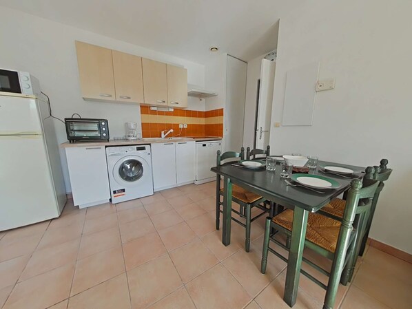 Fridge, dishwasher, cookware/dishes/utensils