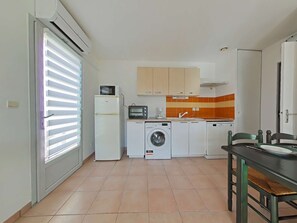 Fridge, dishwasher, cookware/dishes/utensils