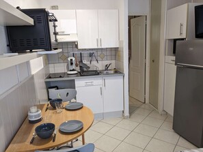 Fridge, oven, toaster, cookware/dishes/utensils