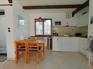 Fridge, cookware/dishes/utensils