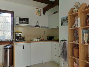 Fridge, cookware/dishes/utensils