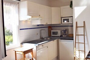 Fridge, cookware/dishes/utensils