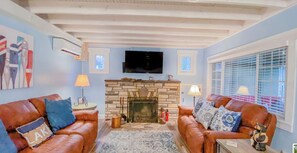 Smart TV, fireplace, foosball - 2 Adjacent Houses Rented Together!! (Swanton)