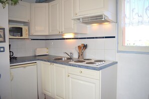 Fridge, cookware/dishes/utensils