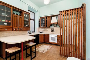 Kjøleskap, mikrobølgeovn, ovn og kokeplater