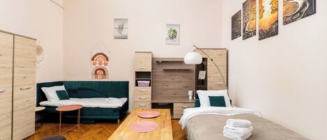 Iron/ironing board, WiFi, bed sheets