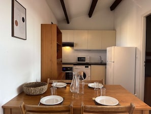Fridge, cookware/dishes/utensils