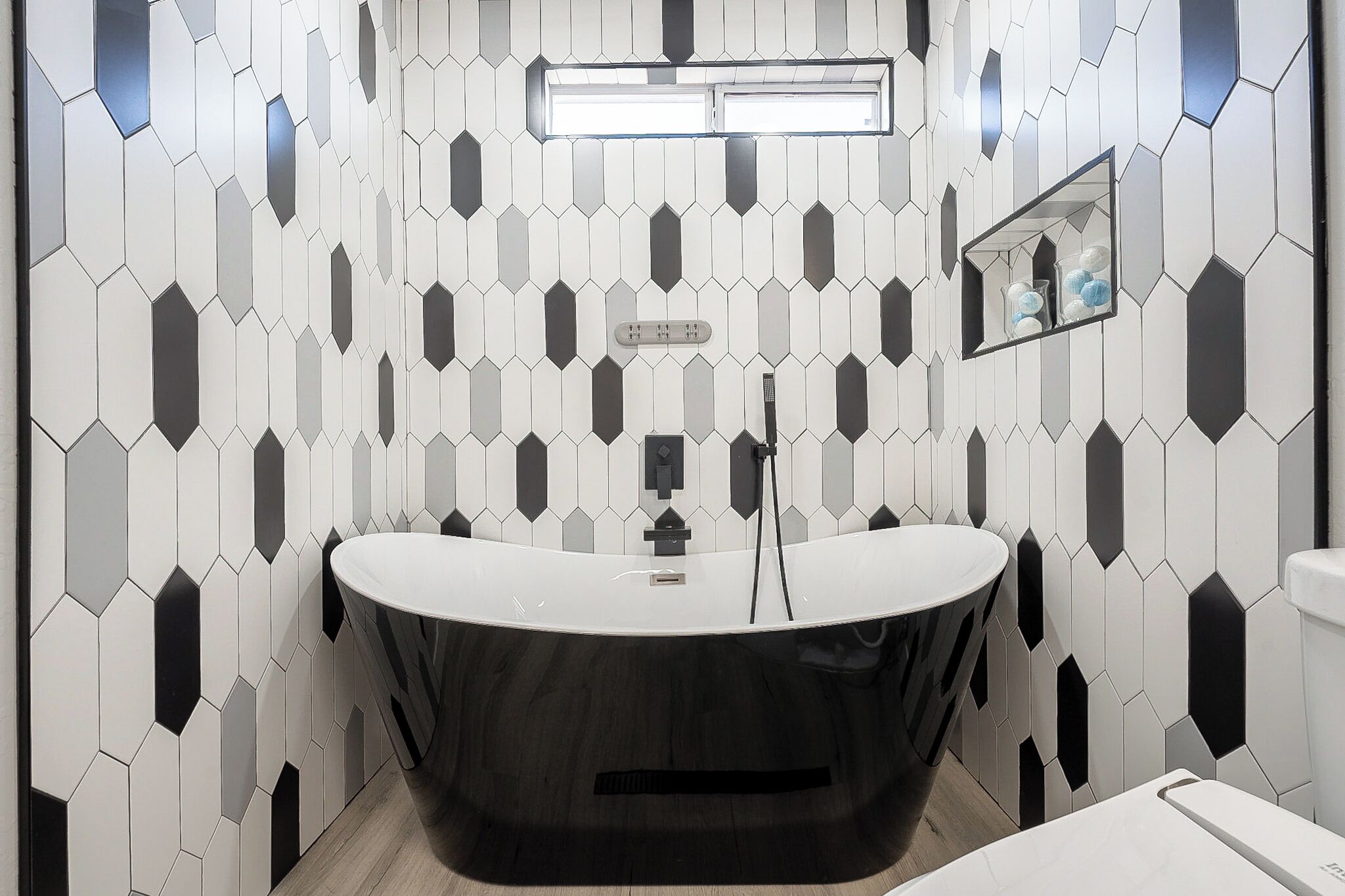 Bruser, hårtørrer, bidet, håndklæder