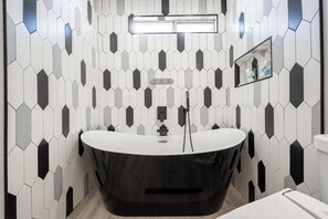Shower, hair dryer, bidet, towels