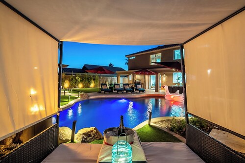 7BR/4BATH Paradise w/HEATED Pool, Billiards, Arcade Room, Hot Tub & Mini Golf