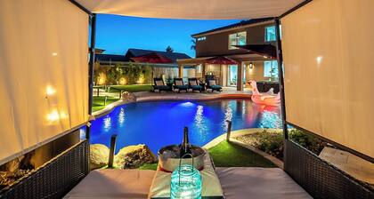 7BR/4BATH Paradise w/HEATED Pool, Billiards, Arcade Room, Hot Tub & Mini Golf