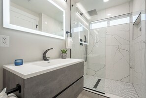 تجهيزات دش، مجففات شعر، مراحيض شطف، مناشف