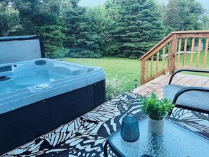 Outdoor spa tub - Cozy 2-bedroom cottage in lovely Mill River East with WiFi, AC (Alberton)