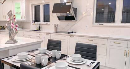 Lakeside Retreat | Modern Renovated House|9 Parkings| Large Backyard