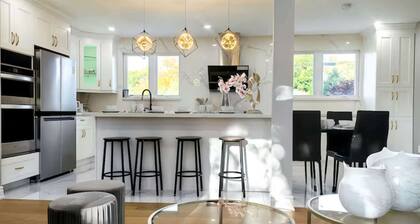 Lakeside Retreat | Modern Renovated House|9 Parkings| Large Backyard