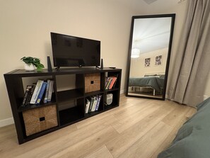 2 عدّة غرف نوم ومكواة/لوح كي وواي فاي وملاءات أسرّة