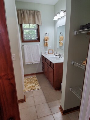 Shower, towels - Cozy 1-bedroom apartment in tranquil Douglasville with AC (Douglasville)