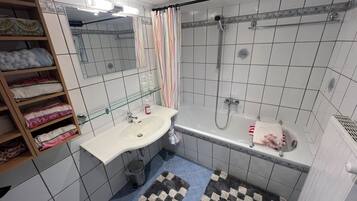 Secador de pelo, toallas, jabón y papel higiénico