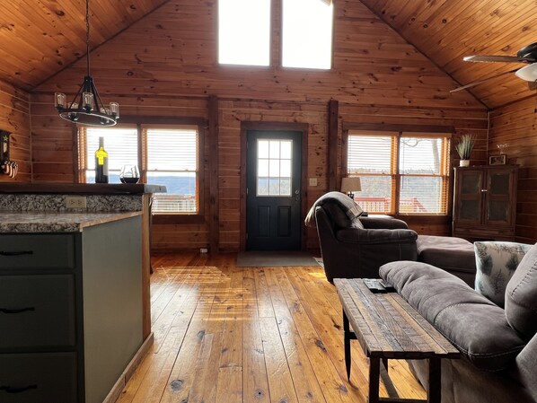 Smart TV, fireplace - Cozy 2BR with AMAZING views in Buck Mountain (Purlear)