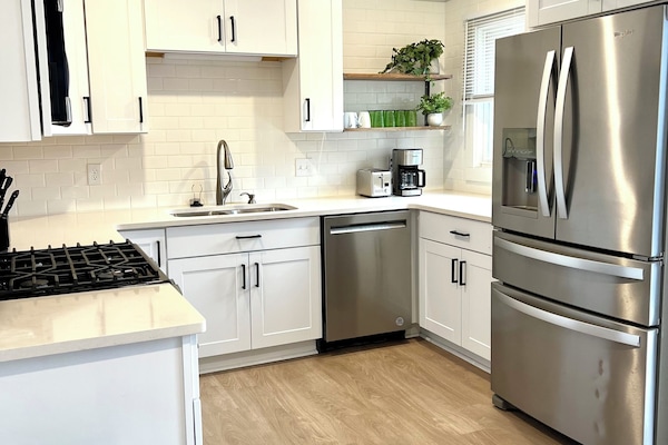 Jääkaappi, mikroaaltouuni, astianpesukone, leivänpaahdin