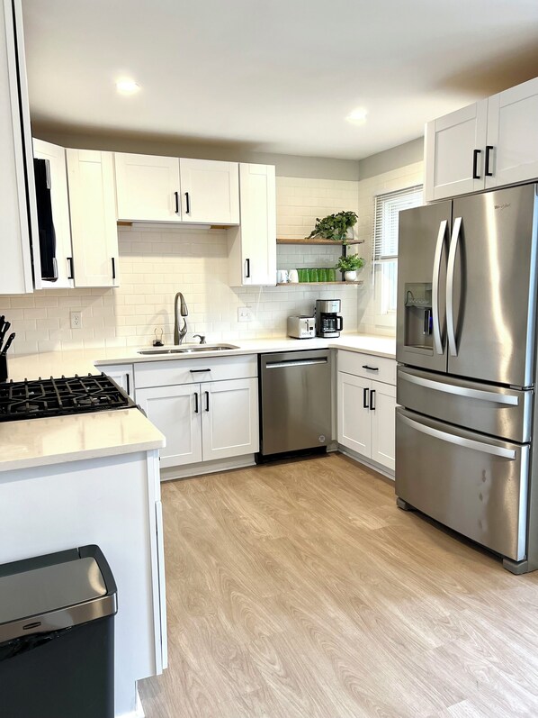 Réfrigérateur, micro-ondes, lave-vaisselle, grille-pain