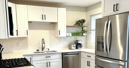 Cozy Modern Farmhouse Prime Lakeview Location