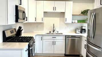 Een koelkast, een magnetron, een vaatwasser, een broodrooster