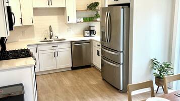 Een koelkast, een magnetron, een vaatwasser, een broodrooster