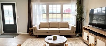 Cozy Modern Farmhouse Prime Lakeview Location