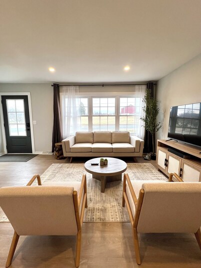 Cozy Modern Farmhouse Prime Lakeview Location