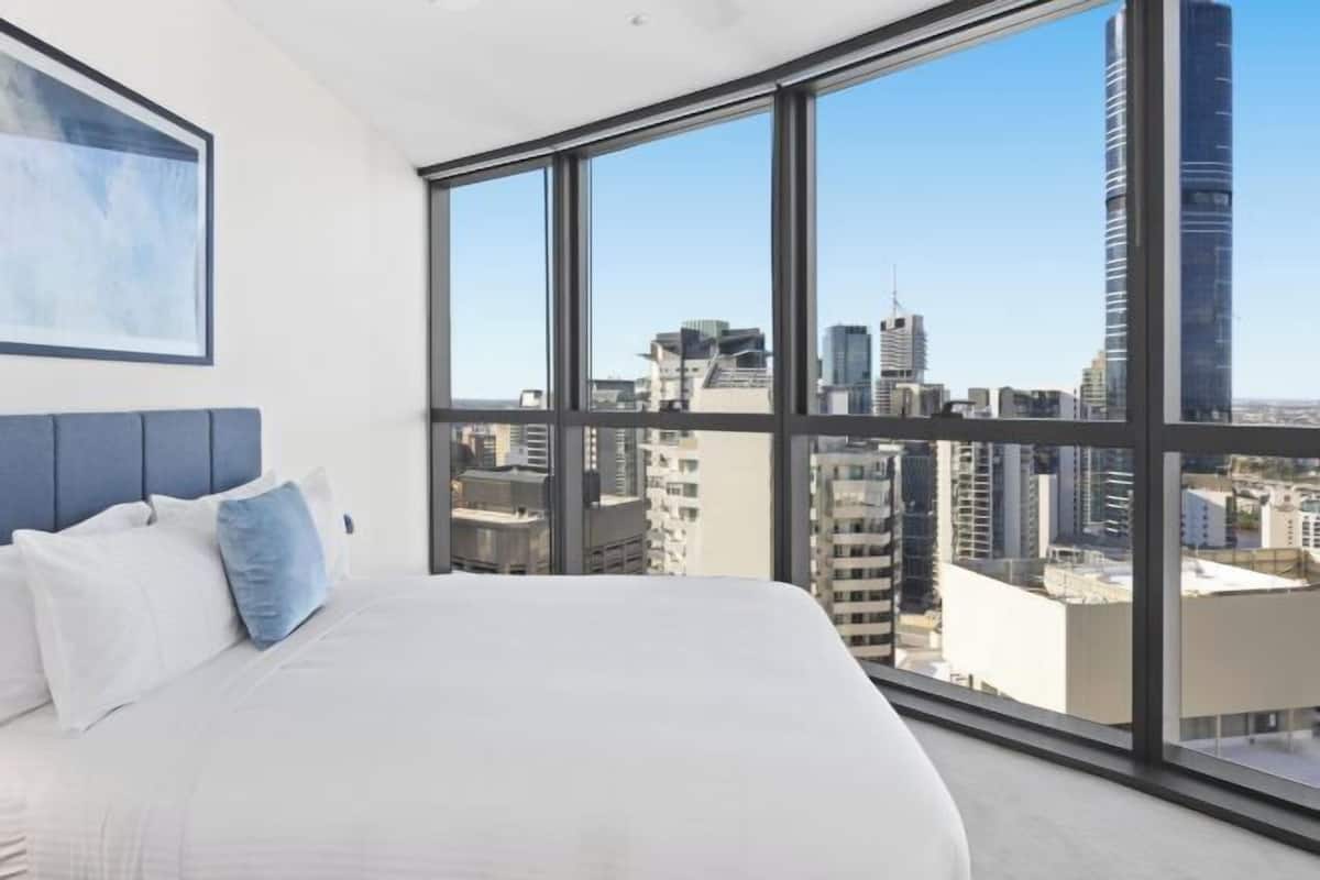 Premium bedding, iron/ironing board, free WiFi, bed sheets