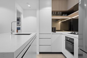 Full-size fridge, microwave, oven, dishwasher