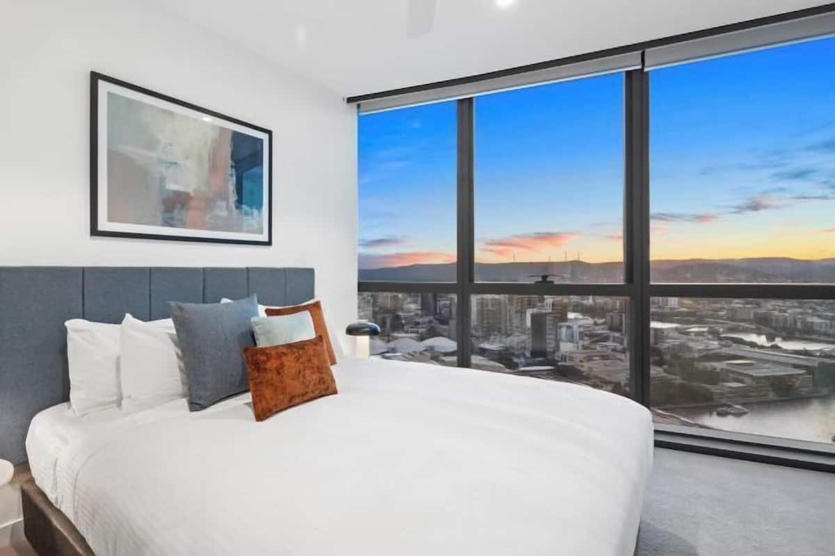 Premium bedding, iron/ironing board, free WiFi, bed sheets