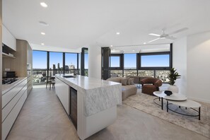 Full-size fridge, microwave, oven, dishwasher - Avani Living Queen’s Wharf Residences (Brisbane)