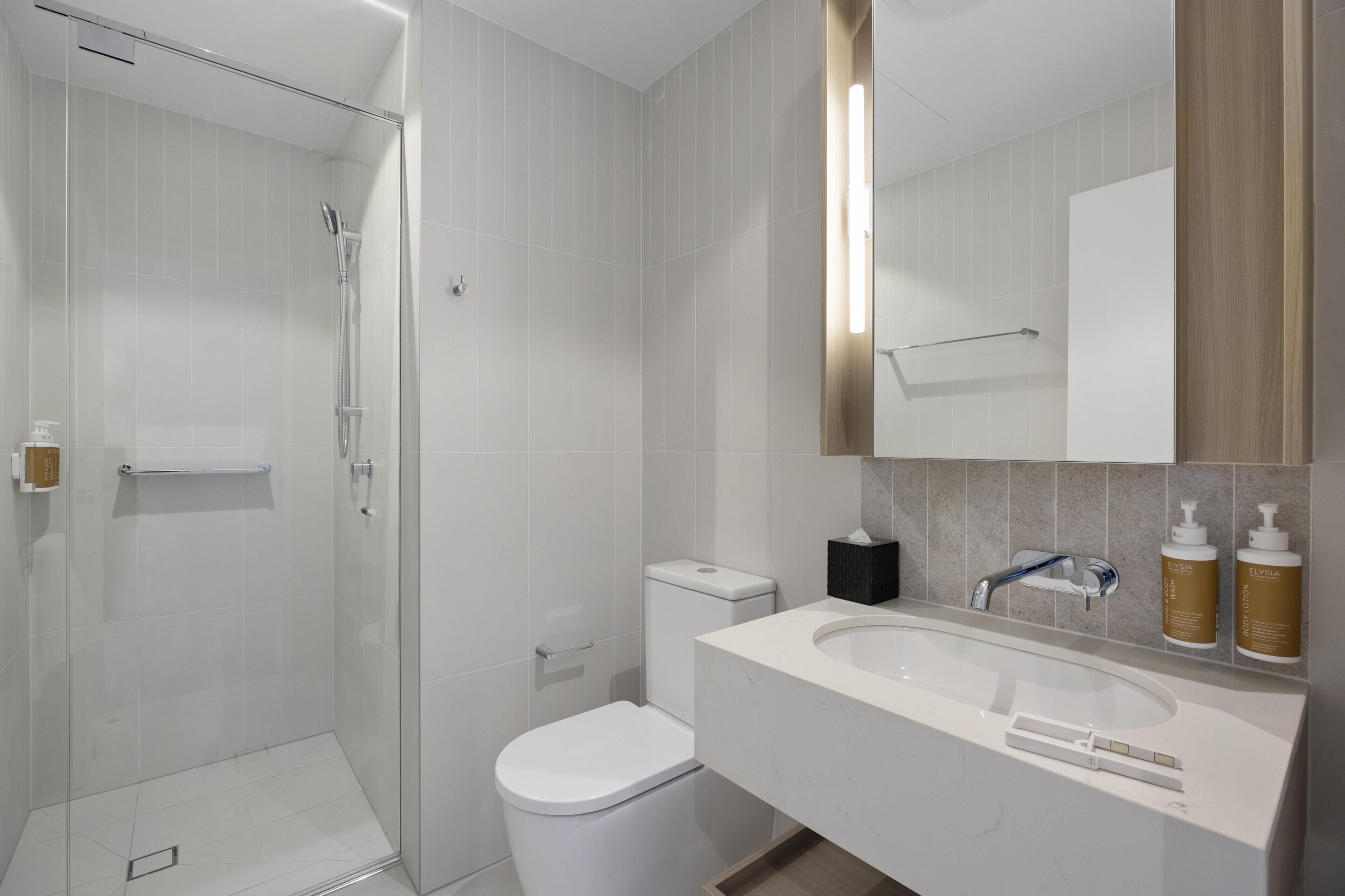 Dusj, hårføner, håndklær og såpe