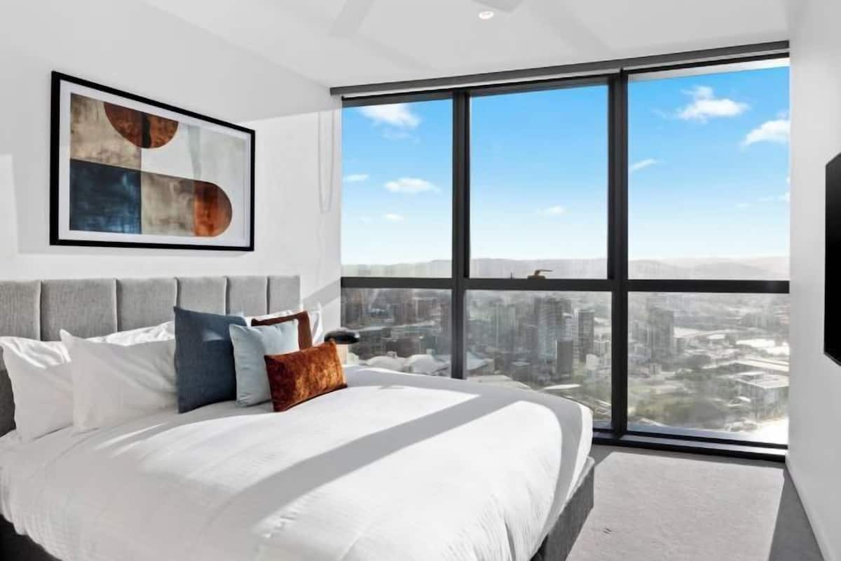Premium bedding, iron/ironing board, free WiFi, bed sheets