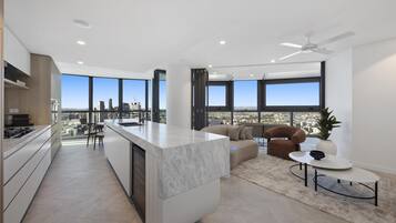 Full-size fridge, microwave, oven, dishwasher