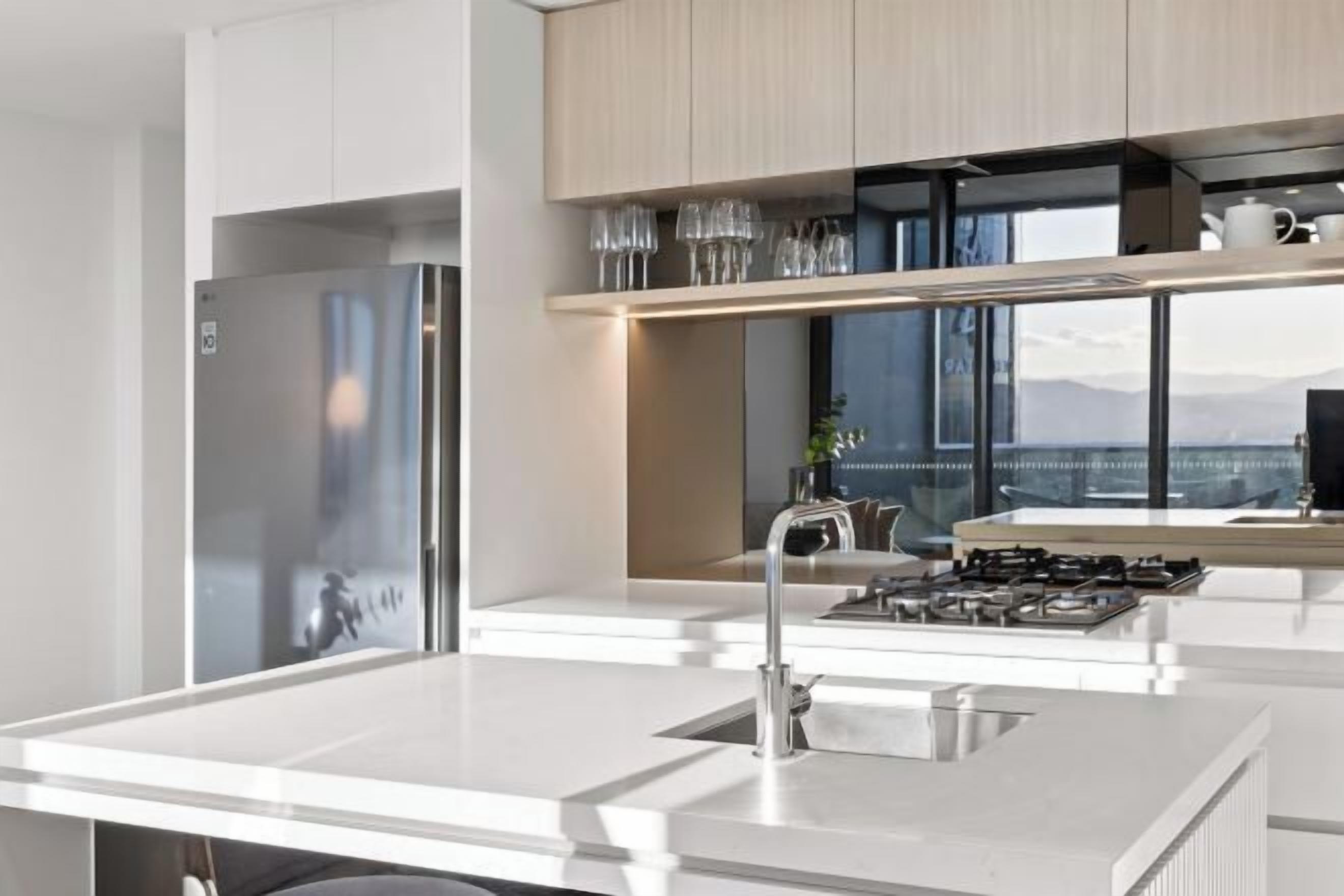 Private kitchen | Full-size fridge, microwave, oven, dishwasher