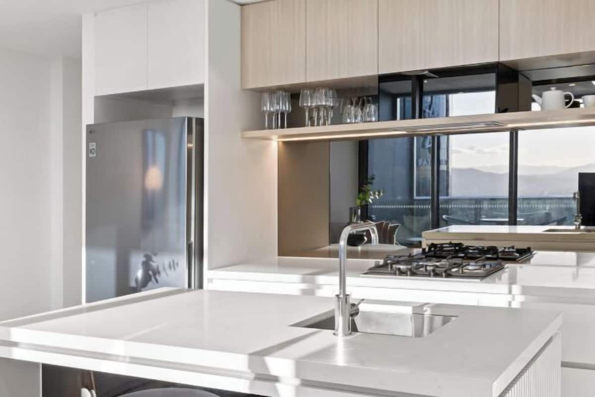 Private kitchen | Full-sized fridge, microwave, oven, dishwasher